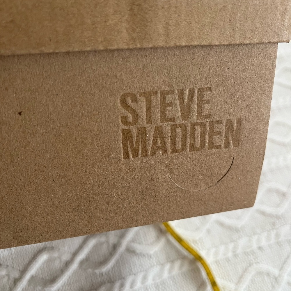 Steve Madden Black Suede Women's 5 inch  Heels Adjustable Ankle Sz 9 - Picture 2 of 16